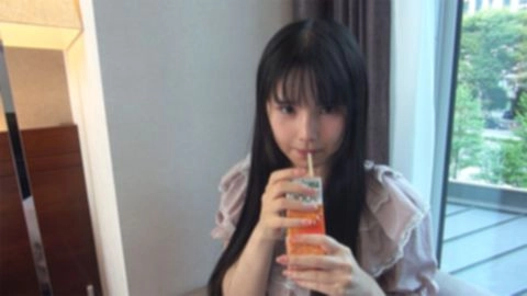 困り顔ではちゃめちゃかわいくて細身巨乳の女の子、「うん♡挿れていいよ♡」ということで生チンポ挿入で種付け中出し！1