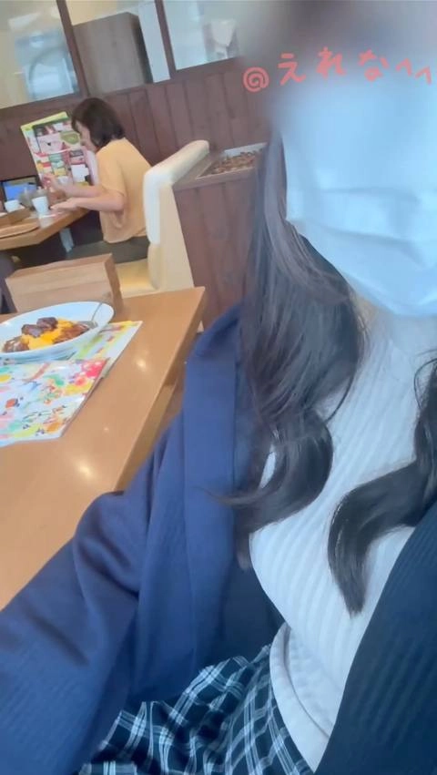 露出!〈素人自撮り〉大〇生！　ファミレスでパンツ脱いで露出オナニー！お客さんたくさんいるのに騎乗位みたいにしてディルドを出し入れ、、不完全燃焼だったから食後に下の駐車場で続きのオナニーしました、、6