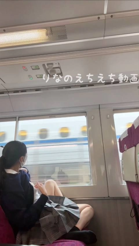 ★制服姿で電車内オナニー！★制服姿で他の乗客がいる中でちっぱいやおまんこ露出して指入れオナニーしました…乗客が横を通った時はもうドキドキ…ホームに人がいる状況で車内で露出もしてます…4