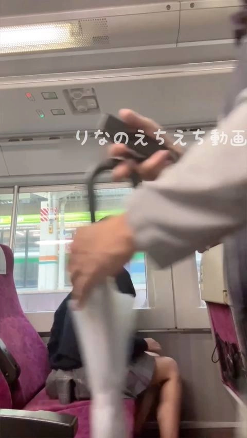 ★制服姿で電車内オナニー！★制服姿で他の乗客がいる中でちっぱいやおまんこ露出して指入れオナニーしました…乗客が横を通った時はもうドキドキ…ホームに人がいる状況で車内で露出もしてます…9