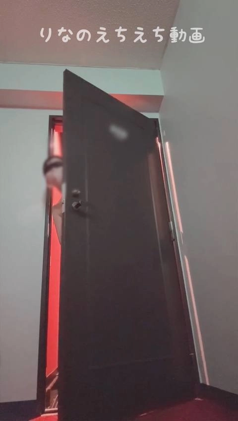 ★ホテルの廊下で全裸オナニー見られてた★話し声が聞こえているのに廊下で全裸オナニーしていたら室内の電話が鳴ってたので部屋に戻って出たら、バレてて注意！カメラに映っていたみたい…0