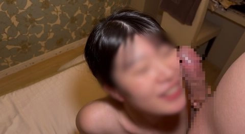 私はオチンポの匂いを嗅ぐのが大好きです…【初撮影】本性は素チンより巨根の方が気持ち良くてすぐに逝っちゃいます。巨根に驚愕！舐め比べ挿れ比べ絶対に後悔無しの逸材素人1