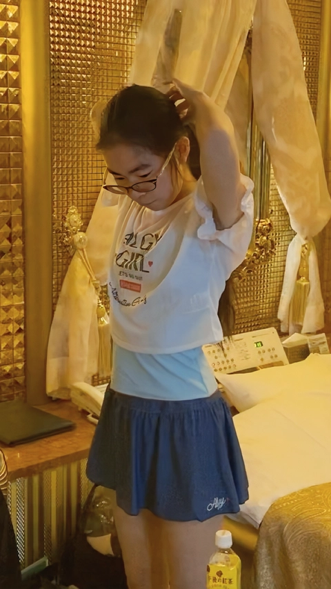 【縦動画】【縦筋オ◯コ】　メガネのよく似合う図書館女は脱がすと極度の剛毛！？　大股開きで豪快騎乗位の達人 ひん剥いて調べると、乳首も極度の陥没で、おっさんに跨り高速グライド「いいんだよ、いっちゃって、5