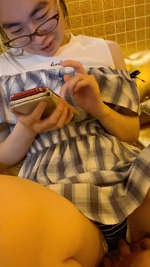 【縦動画】【縦筋オ◯コ】　メガネのよく似合う図書館女は脱がすと極度の剛毛！？　大股開きで豪快騎乗位の達人 ひん剥いて調べると、乳首も極度の陥没で、おっさんに跨り高速グライド「いいんだよ、いっちゃって、9