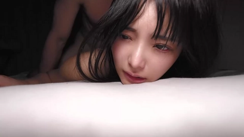 人気ライブチャットのあの１９歳　アイドル級美女の狭すぎる膣に奥まで挿入してガン突き中出し1