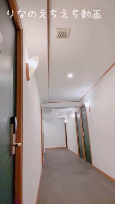 ★下半身丸出しでホテルの廊下でオナニー★着ているのは裾の短いシャツ一枚！話し声聞こえたり人の気配もメチャある廊下でちっぱいも出してオナニーしました、、臨場感ありすぎのスリルでドキドキです…2