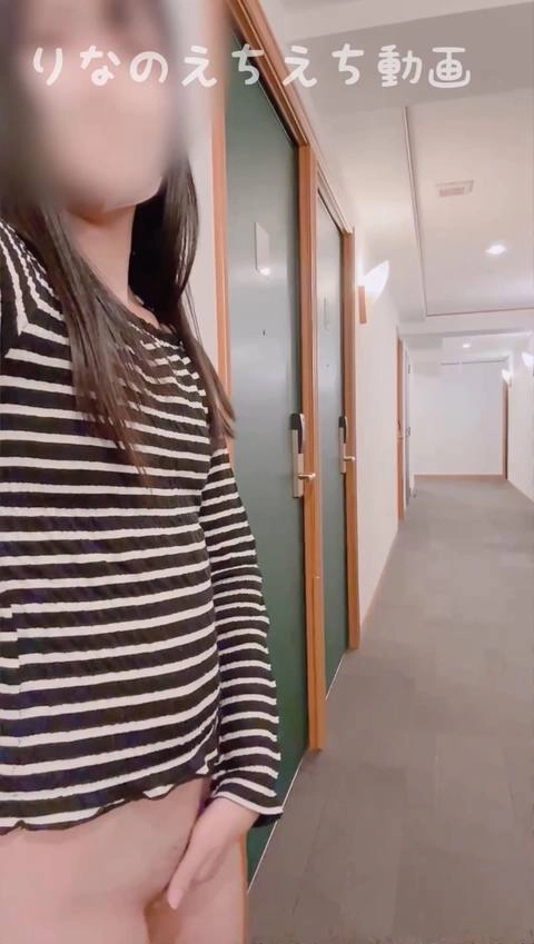 ★下半身丸出しでホテルの廊下でオナニー★着ているのは裾の短いシャツ一枚！話し声聞こえたり人の気配もメチャある廊下でちっぱいも出してオナニーしました、、臨場感ありすぎのスリルでドキドキです…4