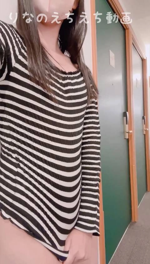 ★下半身丸出しでホテルの廊下でオナニー★着ているのは裾の短いシャツ一枚！話し声聞こえたり人の気配もメチャある廊下でちっぱいも出してオナニーしました、、臨場感ありすぎのスリルでドキドキです…5