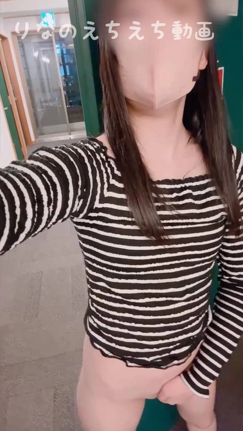 ★下半身丸出しでホテルの廊下でオナニー★着ているのは裾の短いシャツ一枚！話し声聞こえたり人の気配もメチャある廊下でちっぱいも出してオナニーしました、、臨場感ありすぎのスリルでドキドキです…9