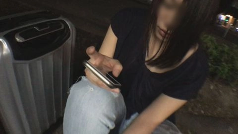 【無修正ｘ個人撮影】路上に座る素朴な女の子が家出*！ハメ撮りが趣味の男が家に連れ込みパイパン*に中出し撮影【♯泊まらせて】0